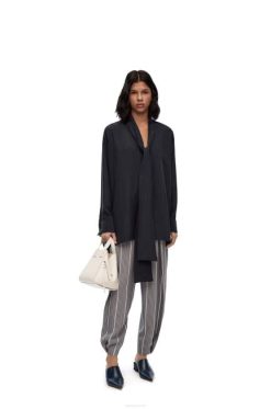 azul profundo 80ZJ917 mulheres blusa lavaliere anagrama em seda Loewe