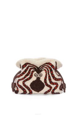 branco suave/chocolate 80ZJ467 mulheres clutch flamenca em shearling Loewe